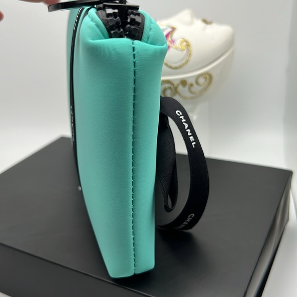CHANEL Beauty Neoprene Cosmetic Bag CC Zipper Pull Charm Rare Tiffany Blue NWOT - Picture 4 of 17